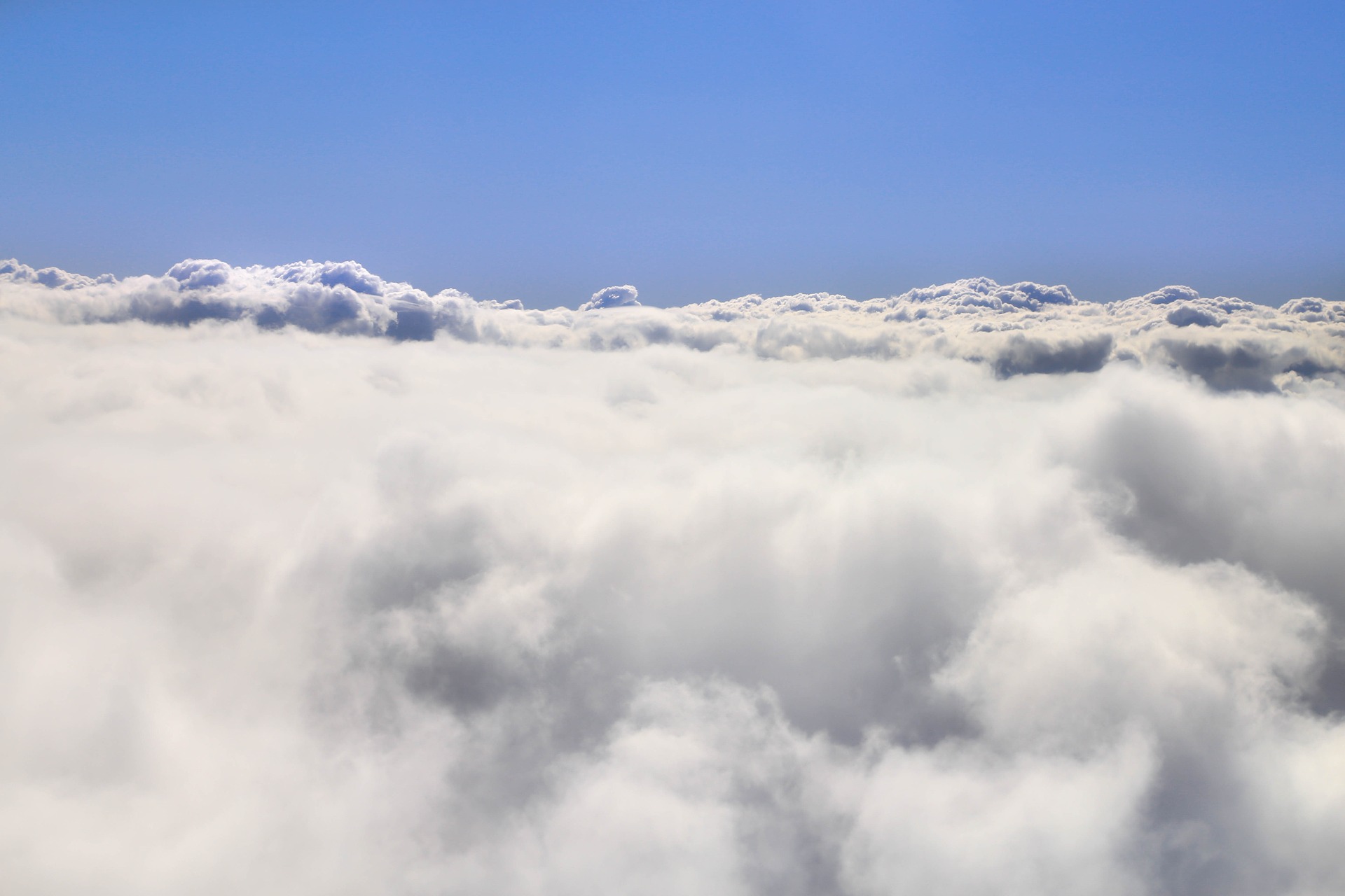 Weather reports make your life as a pilot much easier in dense cloud